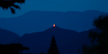 Herz Jesu Feuer in Form eines Kreuzes auf der Leuchtenburg über dem Kalterer See