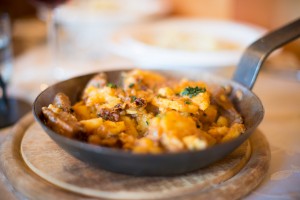 Bauerngröstl in der Pfanne: Rindsfleisch und Kartoffeln