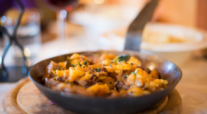 Bauerngröstl in der Pfanne: Rindsfleisch und Kartoffeln