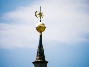 Kirchturmspitze Pfarrkirche Tramin mit Tramienr Wappen