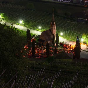 Giggerblick: Blick auf den Traminer Friedhof bei Nacht